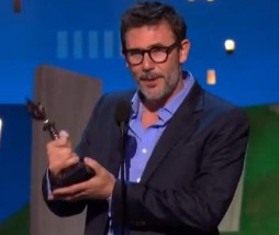 The Artist arrasa en los Film Independent Spirit Awards Michel Hazanavicius recogiendo su estatuilla en Los Film Independent Spirit Awards