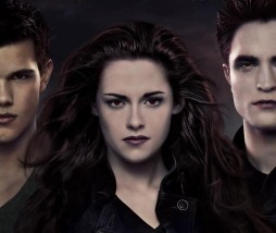 Taylor Lautner, Kristen Stewart y Robert Pattinson en el póste de La saga Crepúsculo Amanecer Parte 2